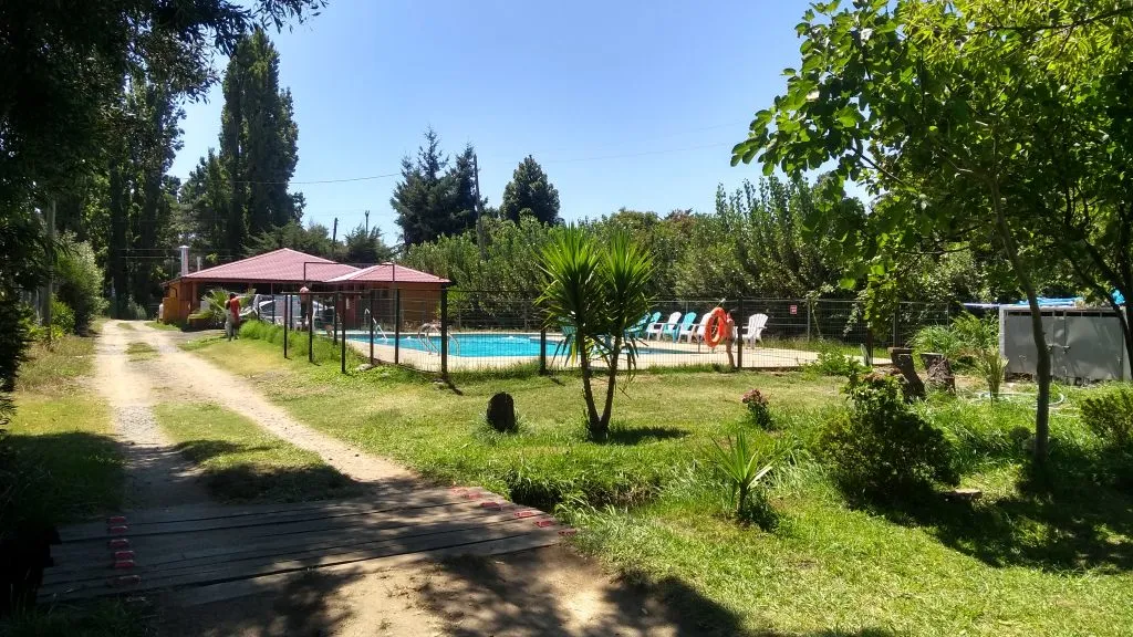 Jardines y piscina del complejo Cabañas La Chinita en Salto del Laja